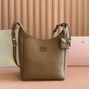 p1000💋💋💋【Premium hardware, genuine leather, full counter packaging】25ss Fall/Winter Isetan Limited Edition Hobo The indispensable Isetan limited collection for fall/winter continues to hold its place in the fashion world!The new Hobo bag features a distinctive design with soft leather and a grain pattern that's more durable and wear-resistant. Its elongated silhouette offers increased capacity, while the adjustable shoulder strap supports both single-shoulder and crossbody carry—effortlessly adaptable regardless of height or build. The bag also includes a card holder and padlock for added style, plus multiple interior compartments with secure snap closures for high safety—perfect for commuting and travel ✈️ Dimensions:W23×H32×D12cm Product Code: 5BB098