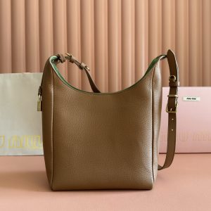 Alternative view of p1000💋💋💋【Premium hardware, genuine leather, full counter packaging】25ss Fall/Winter Isetan Limited Edition Hobo The indispensable Isetan limited collection for fall/winter continues to hold its place in the fashion world!The new Hobo bag features a distinctive design with soft leather and a grain pattern that's more durable and wear-resistant. Its elongated silhouette offers increased capacity, while the adjustable shoulder strap supports both single-shoulder and crossbody carry—effortlessly adaptable regardless of height or build. The bag also includes a card holder and padlock for added style, plus multiple interior compartments with secure snap closures for high safety—perfect for commuting and travel ✈️ Dimensions:W23×H32×D12cm Product Code: 5BB098