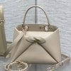 Light Gold In Stock‼️ Dior 2026's newest bow-adorned tote bag, featuring a signature bow welded into the design. The bow no longer carries that sweet, girlish vibe—its newly crafted silhouette and shape, paired with versatile color options, suit a wide range of styles. It strikes the perfect balance between sweet and edgy. Size: 28*10*22 cm