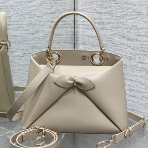 Light Gold In Stock‼️ Dior 2026's newest bow-adorned tote bag, featuring a signature bow welded into the design. The bow no longer carries that sweet, girlish vibe—its newly crafted silhouette and shape, paired with versatile color options, suit a wide range of styles. It strikes the perfect balance between sweet and edgy. Size: 28*10*22 cm
