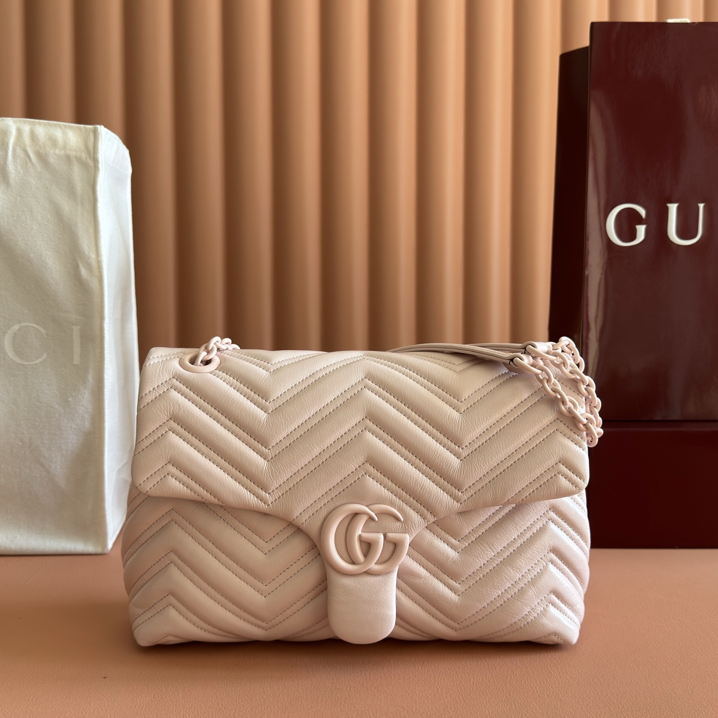 p970💋💋💋【Complete with original boutique packaging】💕 Fall/Winter 2025 Collection. The brand's iconic GG Marmont series masterfully blends the classic double G motif with faceted chain straps, creating a silhouette that is soft yet structured.Crafted from supple, lightweight quilted V-grain calf leather, it features tonal enamel hardware and chain accents.Black soft lightweight quilted V-grain calf leather Matching enamel hardware and chain Black rayon lining Double G interior: Zippered pocket Exterior: Back open pocket Sliding chain shoulder strap: Height: 28 cm – 51 cm Magnetic closure Model: 850676.Dimensions: 31 cm (W) x 17 cm (H) x 8 cm (D) Weight: Approx. 0.5 kg Color: Pink/Soft Leather Made in Italy