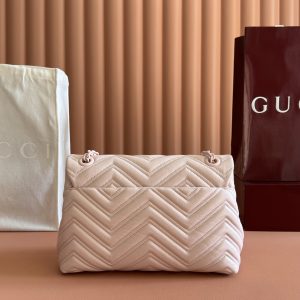 Alternative view of p970💋💋💋【Complete with original boutique packaging】💕 Fall/Winter 2025 Collection. The brand's iconic GG Marmont series masterfully blends the classic double G motif with faceted chain straps, creating a silhouette that is soft yet structured.Crafted from supple, lightweight quilted V-grain calf leather, it features tonal enamel hardware and chain accents.Black soft lightweight quilted V-grain calf leather Matching enamel hardware and chain Black rayon lining Double G interior: Zippered pocket Exterior: Back open pocket Sliding chain shoulder strap: Height: 28 cm – 51 cm Magnetic closure Model: 850676.Dimensions: 31 cm (W) x 17 cm (H) x 8 cm (D) Weight: Approx. 0.5 kg Color: Pink/Soft Leather Made in Italy