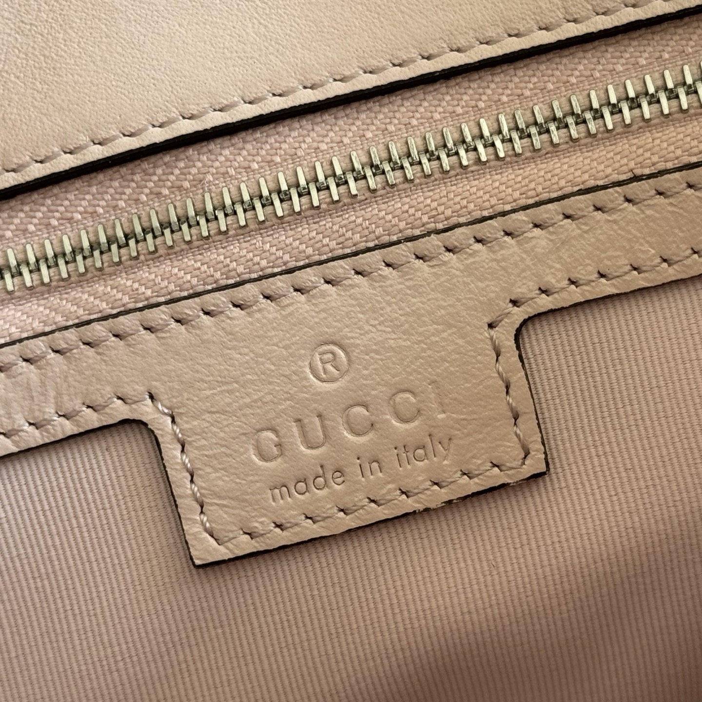 p970💋💋💋【Complete with original boutique packaging】💕 Fall/Winter 2025 Collection. The brand's iconic GG Marmont series masterfully blends the classic double G motif with faceted chain straps, creating a silhouette that is soft yet structured.Crafted from supple, lightweight quilted V-grain calf leather, it features tonal enamel hardware and chain accents.Black soft lightweight quilted V-grain calf leather Matching enamel hardware and chain Black rayon lining Double G interior: Zippered pocket Exterior: Back open pocket Sliding chain shoulder strap: Height: 28 cm – 51 cm Magnetic closure Model: 850676.Dimensions: 31 cm (W) x 17 cm (H) x 8 cm (D) Weight: Approx. 0.5 kg Color: Pink/Soft Leather Made in Italy - Image 8