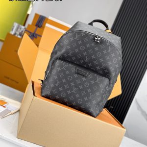 Internal Price P1000【Premium MB High-Stretch Fabric】DISCOVERY Backpack Model: M43186 Materials: A+ Grade All-Steel Hardware, Imported High-Stretch Fabric Packaging: Full Premium Duty-Free MB Packaging Dimensions: 30x40x20cm