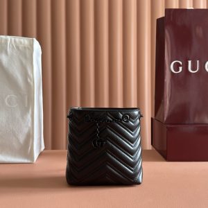 p720💋💋💋【Original Factory Packaging with Full Counter Set】Crafted from supple leather, this slim bucket bag from the iconic GG Marmont collection achieves a distinctive silhouette. Dual G-shaped hardware with tonal enamel finish completes the design.Black quilted V-grain nappa leather Matching enamel hardware Black ribbed fabric lining Double G shoulder strap (58cm drop) Model: 856404 Dimensions: 16cm (W) x 17cm (H) x 6.5cm (D) Weight: Approx. 240g Color: Black/Soft Leather