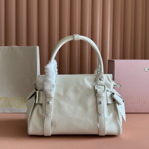 Alternative view of P1080💋💋💋【Genuine Leather Configuration with Full Boutique Packaging】 5BA327 Miu Miu 26SS RIBBON Pre-Spring Handbag Classic The moment you see it, you think of Miu's original classic. When a pair of wings decides to alight simultaneously Upon the shoulders of history and the present moment, True classics forever grow at both ends of time. Antique silver buckles lock in an unfaded gilded dream. Hard-shell motorcycle silhouette + bow tie— These two seemingly unrelated elements collide, yet feels utterly seamless. A touch of biker edge, a dash of sweet charm—both sassy and sweet amplified to the max. Lightweight construction. Glossy calf leather. Dimensions: 28*15*22cm