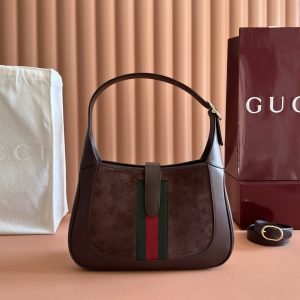 Alternative view of p840. [Complete with original boutique packaging] The Gucci Jackie 1961 collection tells a timeless brand story through its iconic push-lock closure and classic silhouette. Crafted from exquisite leather, this handbag reinterprets enduring elegance with contemporary flair.Dark brown leather with matte finish Light gold-tone hardware Dark brown leather lining Interior: One zippered pocket with Gucci emblem zipper pull Handles (18 cm height) Detachable leather shoulder strap (52 cm height) Push-lock closure Model: 820415.Dimensions: 27.5 cm (W) x 19 cm (H) x 4 cm (D) Weight: Approx. 400 g Color: Dark Brown/Satin Made in Italy