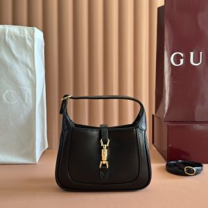 p690. 📣📣📣 【Genuine Leather with 🌈 Full Boutique Packaging】🔥🔥 The iconic Jackie 1961 handbag series returns in the Fall/Winter 2020 collection with a refined, compact mini design.First introduced in 1961, the Jackie became an icon of 60s and 70s celebrity lifestyle, often seen with the era's muse Jackie Kennedy—hence its nickname "The Jackie."This season, the instantly recognizable silhouette returns to the forefront of fashion, crafted in GG Supreme canvas with an additional detachable shoulder strap. The second strap attaches to the bag via a buckle, infusing modern flair into the iconic design and offering versatile carrying options—by hand, on the shoulder, or crossbody. Model: 637092 Dimensions: 19.1 x 13.3