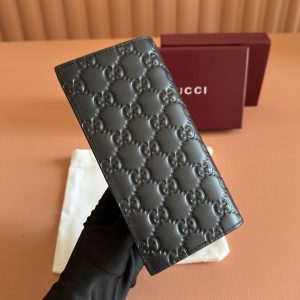 Alternative view of p360💋💋💋【Full Counter Packaging】The GG Emblem collection reinterprets the brand's timeless elegance and masterful craftsmanship with GG-embossed smooth calf leather. This wallet, meticulously crafted from GG-embossed calf leather, adds a new black piece to the compact accessories line. Black GG-embossed calf leather. Black taffeta lining. Model:850178 Dimensions: 19 x 10 x 2 cm Color: Black Embossed