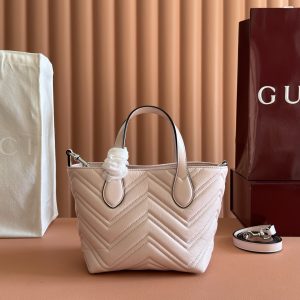 Alternative view of p810💋💋💋【Complete Counter Packaging】The brand's iconic GG Marmont collection features handcrafted handbags in supple calf leather, adorned with double G hardware to create a soft silhouette.This handbag features an iconic accessory charm, allowing versatile styling between structured tote and supple bucket silhouettes. Black quilted V-shaped nappa leather Matching enamel hardware Black rayon lining Double G handles: Height 10 cm Detachable calf leather shoulder strap (Height: 53 cm;Length: 101 cm) Magnetic closure Model: 855391. Dimensions: 17.5 cm (W) x 17 cm (H) x 12.5 cm (D) Weight: Approx. 0.35 kg Color: Pink/Soft Leather.