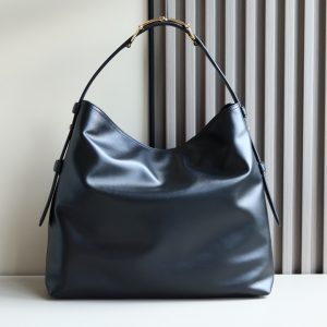 Alternative view of Batch 370...2025 Fall/Winter Collection. The Gucci Beatrix handbag is expertly crafted from black calf leather, featuring a shoulder strap adorned with the iconic horsebit detail that infuses casual silhouettes with the brand's essence. Gold-tone hardware adds a touch of refined luxury, while an interior zippered pocket ensures daily essentials stay securely stored. Combining elegant design with practical functionality, it effortlessly accommodates everyday necessities.Black supple smooth calf leather Gold-tone hardware Black cotton-linen blend lining Shoulder strap with horsebit detail Interior: Zippered pocket Adjustable shoulder strap height: 26 cm - 33 cm; Length: 94 cm Model: 850546 Dimensions: 40 cm (W) x 36 cm (H) x 12 cm (D) Weight: Approx. 1 kg Color: Black full leather.Designed in Italy