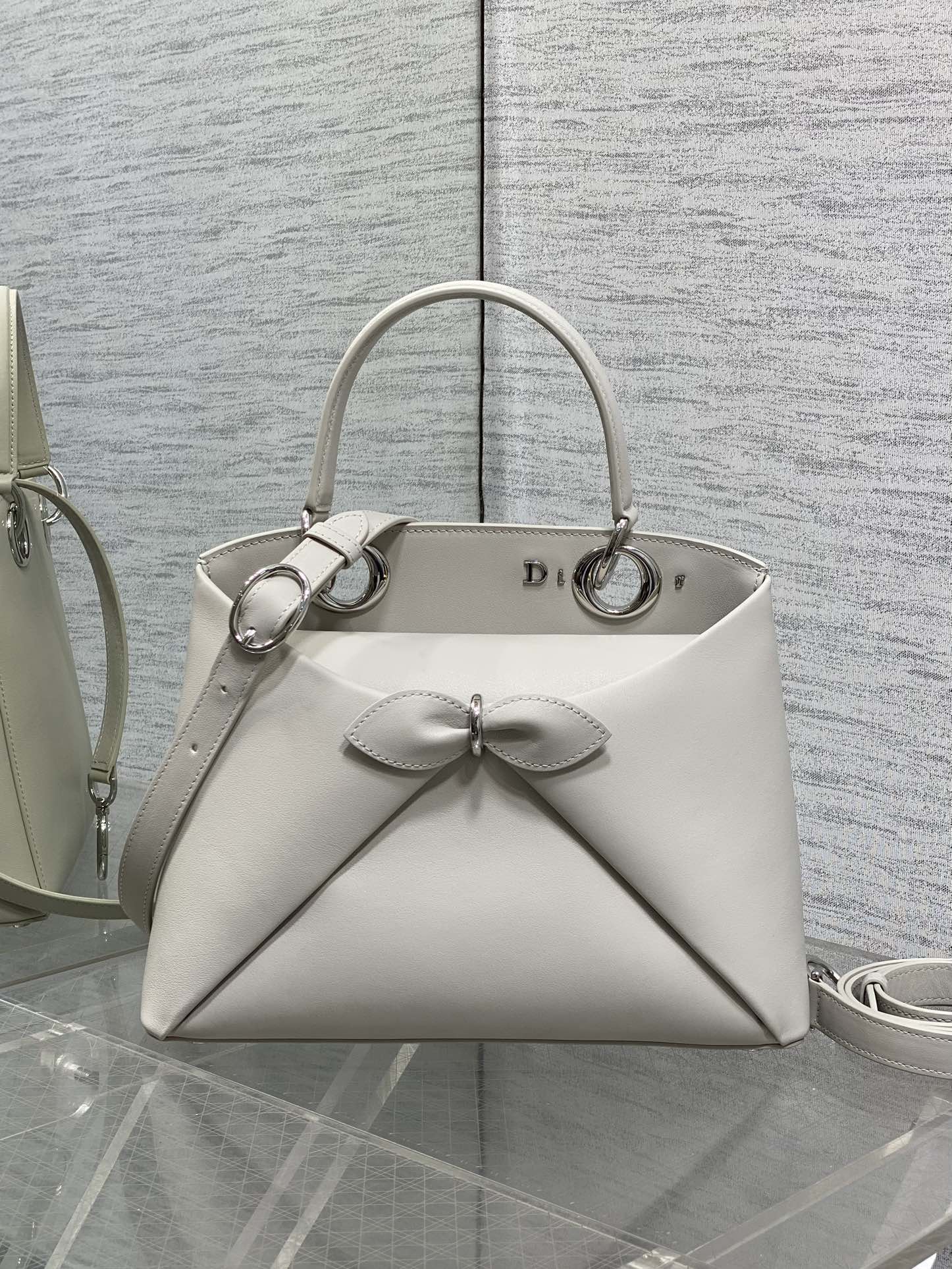 Silver Buckle In Stock‼️ Dior 2026's latest bow-adorned tote bag, featuring a signature bow welded into the design. The bow no longer evokes a sweet, girlish vibe; instead, its newly crafted silhouette and shape, paired with a rich color palette, suit a diverse range of individuals. It strikes the perfect balance between sweet and edgy. Size: 28*10*22 - Image 2