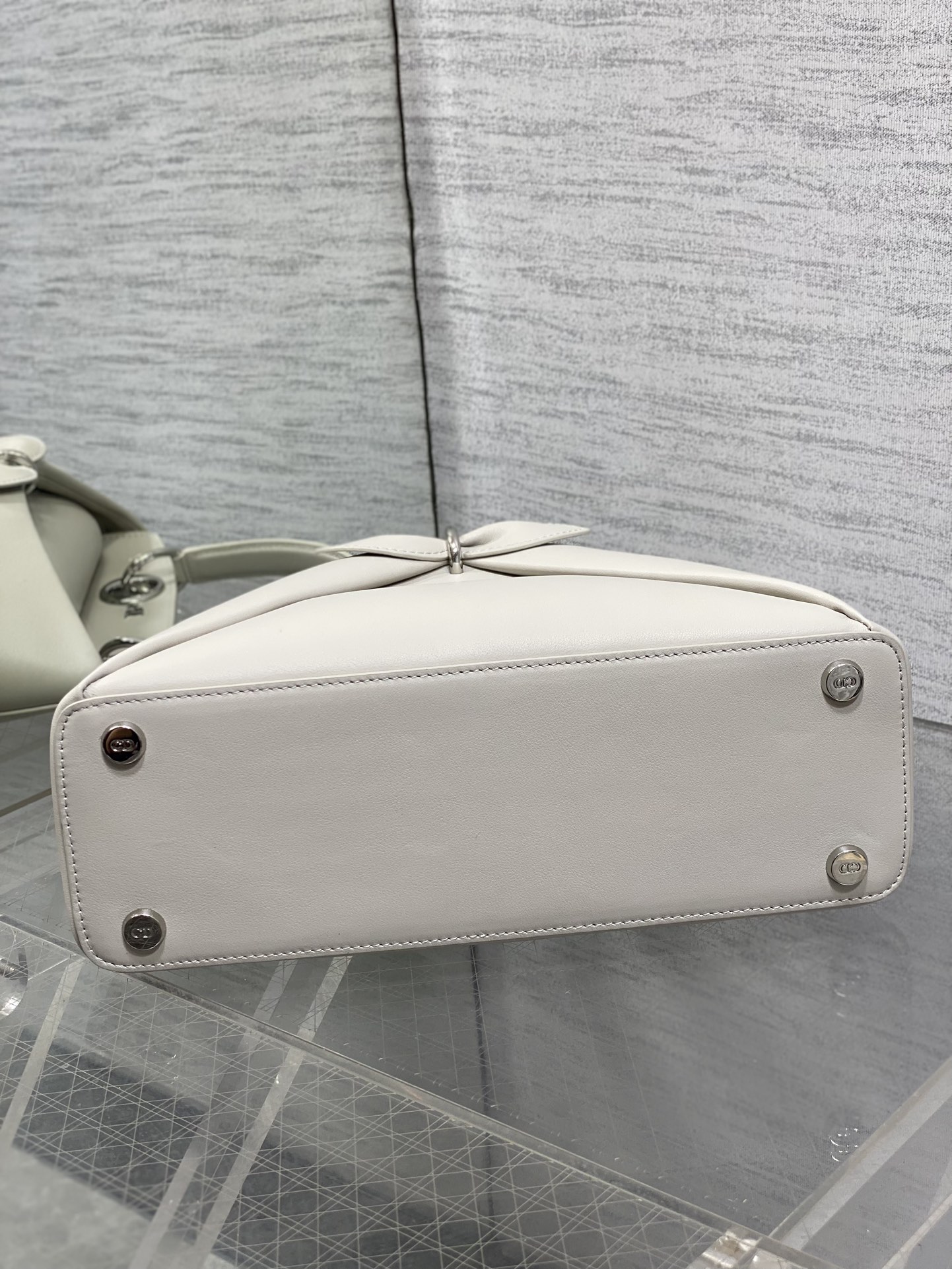 Silver Buckle In Stock‼️ Dior 2026's latest bow-adorned tote bag, featuring a signature bow welded into the design. The bow no longer evokes a sweet, girlish vibe; instead, its newly crafted silhouette and shape, paired with a rich color palette, suit a diverse range of individuals. It strikes the perfect balance between sweet and edgy. Size: 28*10*22 - Image 7