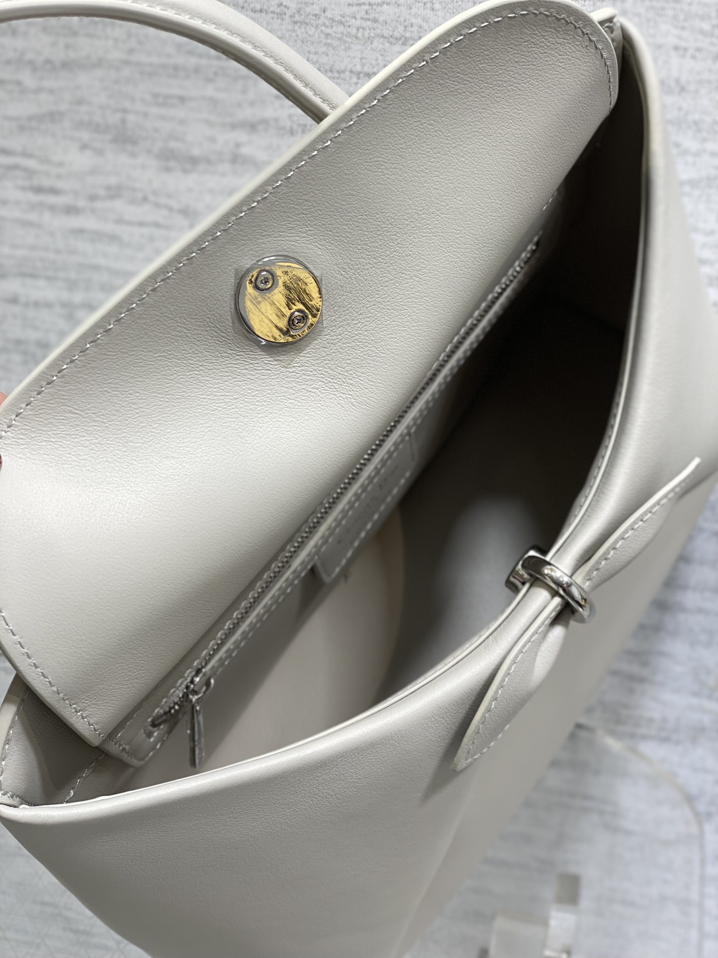 Silver Buckle In Stock‼️ Dior 2026's latest bow-adorned tote bag, featuring a signature bow welded into the design. The bow no longer evokes a sweet, girlish vibe; instead, its newly crafted silhouette and shape, paired with a rich color palette, suit a diverse range of individuals. It strikes the perfect balance between sweet and edgy. Size: 28*10*22 - Image 8