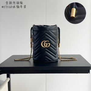 Batch 290... Style No.: 575163 Cowhide leather Authenticated logo Dimensions: 19 cm (W) x 17 cm (H) 💓 GG Marmont Mini Bucket Bag The front features the iconic double G motif. Equipped with a chain shoulder strap and drawstring closure, it can be worn crossbody.