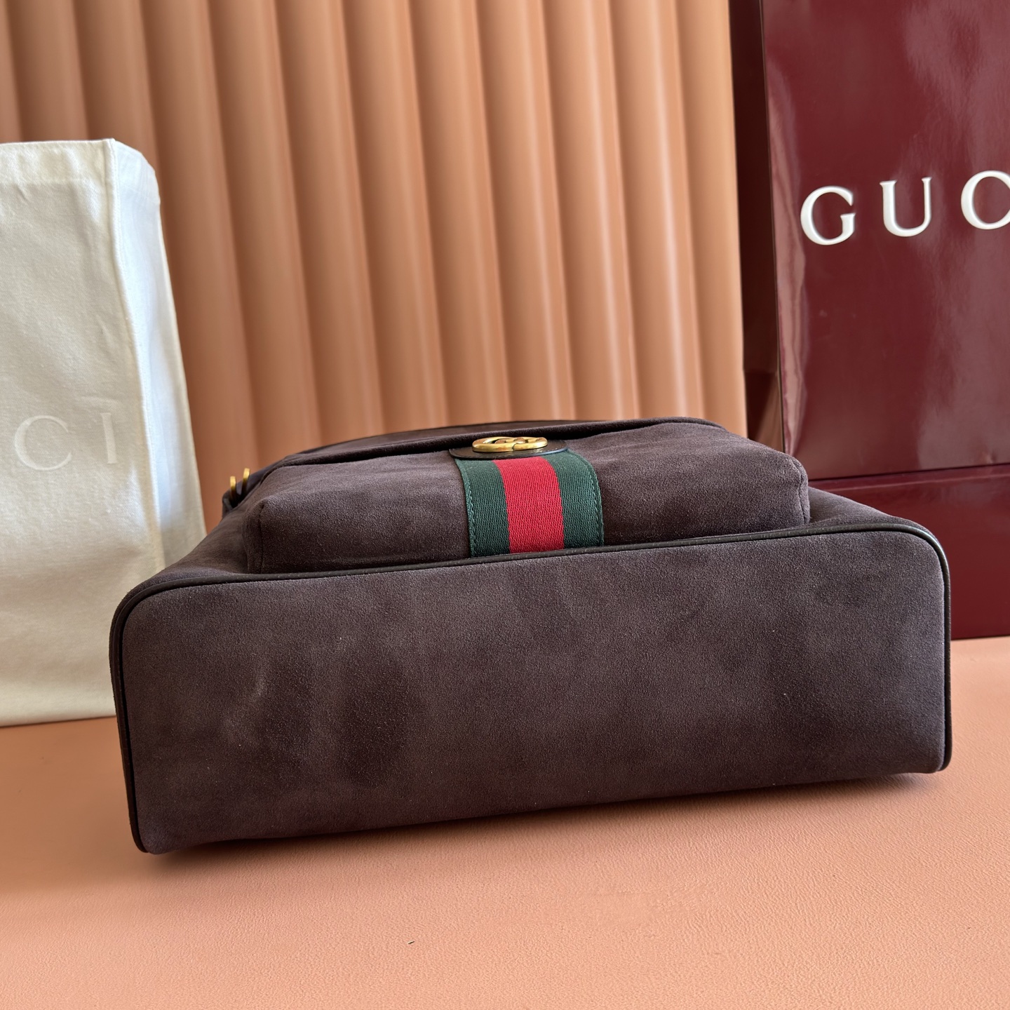 p890💋💋💋《Complete with Original Brand Packaging》【New Arrival】The Ophidia collection features a white colorway, pairing classic silhouettes with new functional designs, crafted from exceptionally soft fabrics. This backpack is made from supple GG Supreme material, adorned with the Double G logo and red-green woven ribbon details.White soft GG Supreme canvas Palladium gold-tone hardware Green nylon lining Double G woven strap detail Reinforced mesh back panel Adjustable shoulder straps Interior: 1 zippered pocket Exterior: 1 zippered pocket Handle height: 8 cm Zipper closure Model: 834466.Dimensions: 36.5 cm (W) x 41 cm (H) x 18 cm (D) Weight: Approx. 1.5 kg Color: Brown Matte Made in Italy - Image 4