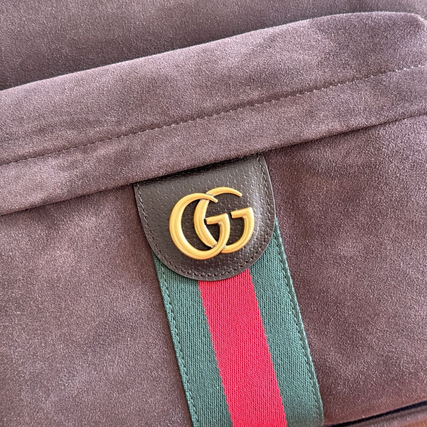 p890💋💋💋《Complete with Original Brand Packaging》【New Arrival】The Ophidia collection features a white colorway, pairing classic silhouettes with new functional designs, crafted from exceptionally soft fabrics. This backpack is made from supple GG Supreme material, adorned with the Double G logo and red-green woven ribbon details.White soft GG Supreme canvas Palladium gold-tone hardware Green nylon lining Double G woven strap detail Reinforced mesh back panel Adjustable shoulder straps Interior: 1 zippered pocket Exterior: 1 zippered pocket Handle height: 8 cm Zipper closure Model: 834466.Dimensions: 36.5 cm (W) x 41 cm (H) x 18 cm (D) Weight: Approx. 1.5 kg Color: Brown Matte Made in Italy - Image 5