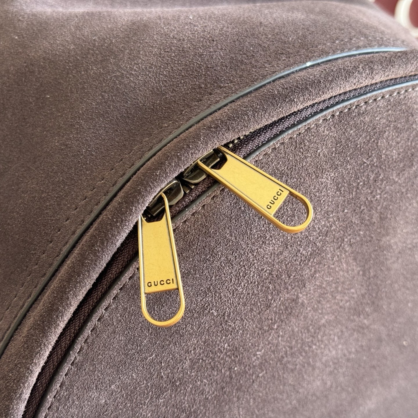 p890💋💋💋《Complete with Original Brand Packaging》【New Arrival】The Ophidia collection features a white colorway, pairing classic silhouettes with new functional designs, crafted from exceptionally soft fabrics. This backpack is made from supple GG Supreme material, adorned with the Double G logo and red-green woven ribbon details.White soft GG Supreme canvas Palladium gold-tone hardware Green nylon lining Double G woven strap detail Reinforced mesh back panel Adjustable shoulder straps Interior: 1 zippered pocket Exterior: 1 zippered pocket Handle height: 8 cm Zipper closure Model: 834466.Dimensions: 36.5 cm (W) x 41 cm (H) x 18 cm (D) Weight: Approx. 1.5 kg Color: Brown Matte Made in Italy - Image 6