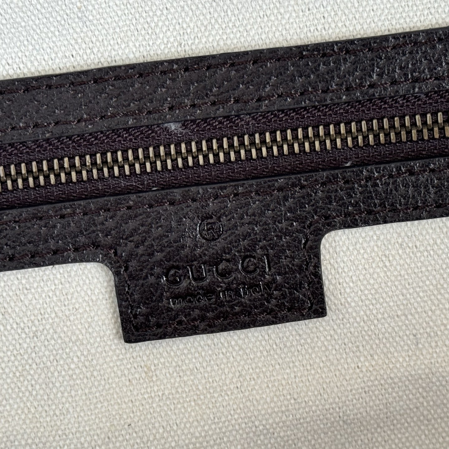 p890💋💋💋《Complete with Original Brand Packaging》【New Arrival】The Ophidia collection features a white colorway, pairing classic silhouettes with new functional designs, crafted from exceptionally soft fabrics. This backpack is made from supple GG Supreme material, adorned with the Double G logo and red-green woven ribbon details.White soft GG Supreme canvas Palladium gold-tone hardware Green nylon lining Double G woven strap detail Reinforced mesh back panel Adjustable shoulder straps Interior: 1 zippered pocket Exterior: 1 zippered pocket Handle height: 8 cm Zipper closure Model: 834466.Dimensions: 36.5 cm (W) x 41 cm (H) x 18 cm (D) Weight: Approx. 1.5 kg Color: Brown Matte Made in Italy - Image 8