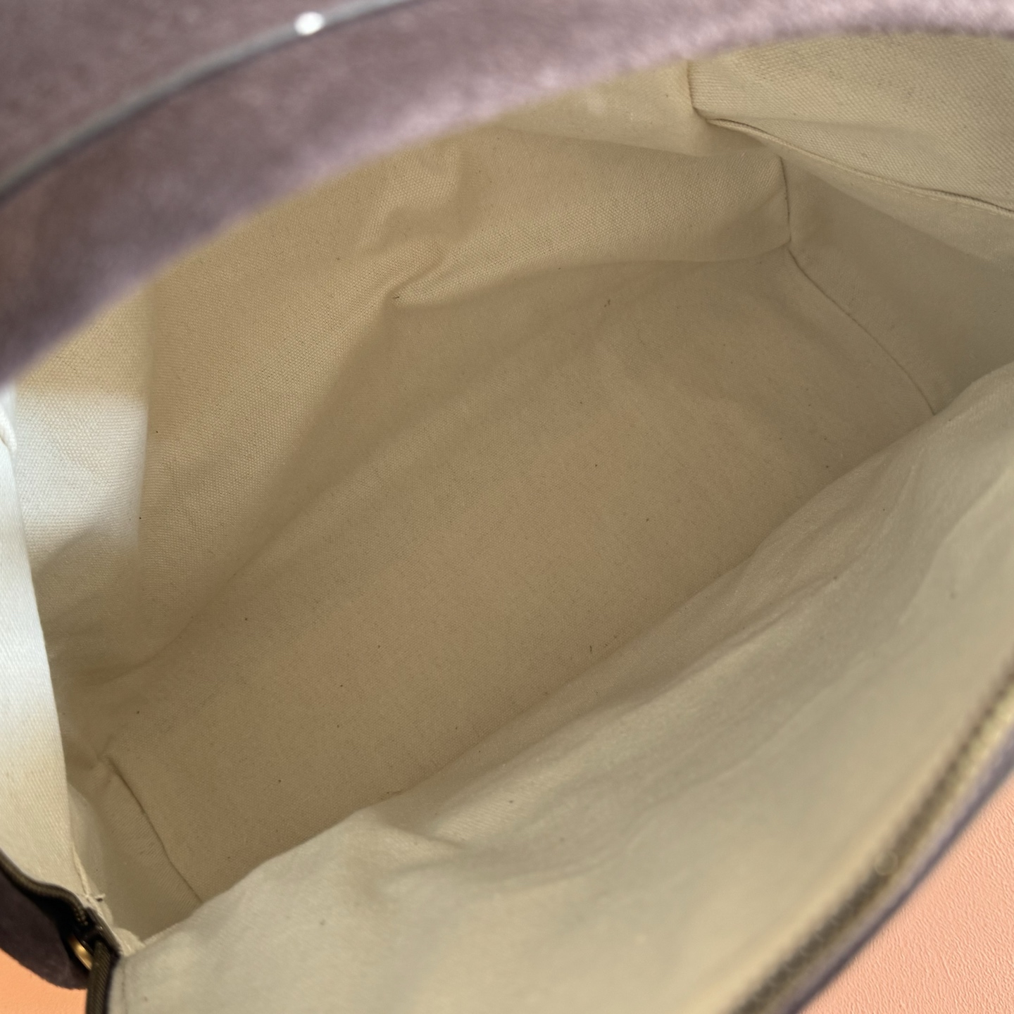 p890💋💋💋《Complete with Original Brand Packaging》【New Arrival】The Ophidia collection features a white colorway, pairing classic silhouettes with new functional designs, crafted from exceptionally soft fabrics. This backpack is made from supple GG Supreme material, adorned with the Double G logo and red-green woven ribbon details.White soft GG Supreme canvas Palladium gold-tone hardware Green nylon lining Double G woven strap detail Reinforced mesh back panel Adjustable shoulder straps Interior: 1 zippered pocket Exterior: 1 zippered pocket Handle height: 8 cm Zipper closure Model: 834466.Dimensions: 36.5 cm (W) x 41 cm (H) x 18 cm (D) Weight: Approx. 1.5 kg Color: Brown Matte Made in Italy - Image 9