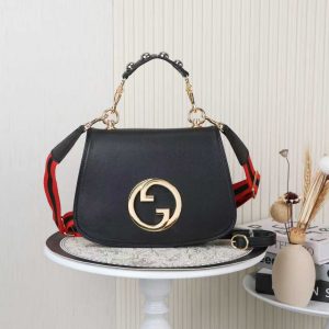 Batch 400... Style No.: 721172 Black leather Dimensions: 29x22x7cm Blondie Series Tote Bag. This shoulder bag features studded handles, beige and ebony GG canvas, gold-tone hardware, and a circular double G interlocking clasp with two interchangeable shoulder straps.