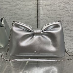 In Stock‼️🎀Dior-LAMBSKIN 2026 Spring/Summer New Arrival LAMBSKIN Chain Bag. A fresh silhouette crafted from supple calfskin leather, this elegant and sophisticated piece offers versatile functionality to carry all your essentials. The perfect companion for both daytime and evening wear.Features a detachable chain strap adorned with a bow🎀 for added charm. Can be carried by hand or worn crossbody. 0713 Size: 26*16*10cm