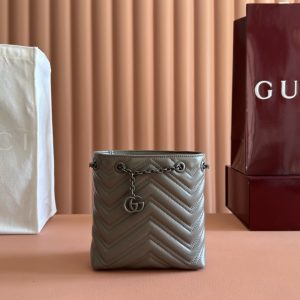 p720💋💋💋【Original Factory Packaging with Full Counter Set】Crafted from supple leather, this slim bucket bag from the iconic GG Marmont collection achieves a distinctive silhouette. Dual G-shaped hardware with tonal enamel finish completes the design.Black quilted V-grain nappa leather Matching enamel hardware Black ribbed fabric lining Double G shoulder strap (58cm drop) Model: 856404 Dimensions: 16cm (W) x 17cm (H) x 6.5cm (D) Weight: Approx. 240g Color: Gray/Soft Leather