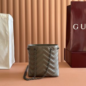 Alternative view of p720💋💋💋【Original Factory Packaging with Full Counter Set】Crafted from supple leather, this slim bucket bag from the iconic GG Marmont collection achieves a distinctive silhouette. Dual G-shaped hardware with tonal enamel finish completes the design.Black quilted V-grain nappa leather Matching enamel hardware Black ribbed fabric lining Double G shoulder strap (58cm drop) Model: 856404 Dimensions: 16cm (W) x 17cm (H) x 6.5cm (D) Weight: Approx. 240g Color: Gray/Soft Leather