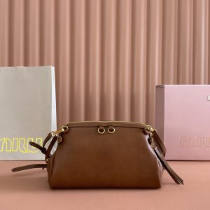 Alternative view of p930💋💋💋【Original Factory Packaging with Full Counter Set】Cowhide Small Clutch Bag～Its refined sheen elevates the sleek lines of this clutch, blending runway inspiration with modern femininity to strike a balance between stylistic experimentation and sophisticated versatility.～Two detachable adjustable shoulder straps～Gold-tone hardware～Zip closure～Lined interior with patch pocket～Front lettering logo Dimensions: W24 × H14 × D8.5 cm Style No.: _5BF131