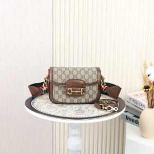 Batch 300...🔥🔥 💞𝙃𝙤𝙧𝙨𝙚𝙗𝙞𝙩 𝙢𝙞𝙣𝙞 Saddle Bag The mini size you've been dreaming of is finally here! The designer totally gets your girly heart—this is absolutely the next big hit, though it's already flying off the shelves! The size is super cute and comes with two interchangeable straps: a thick strap + a thin strap for the perfect combo. If you thought the 25 was too big before, go ahead and grab the mini this time. This time, Gucci has really gone above and beyond to meet all your needs—nothing you can't imagine. Model: 658574, Dimensions: 20.5*14*5cm