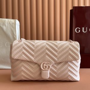 p1130. 💋💋💋【Complete with original boutique packaging】2025 Fall/Winter Collection. The brand's iconic GG Marmont series masterfully blends the classic double G motif with faceted chain straps, creating a silhouette that is soft yet structured.Crafted from supple, lightweight quilted V-grain calf leather, it features tonal enamel hardware and chain accents. Black supple lightweight quilted V-grain calf leather Tonal enamel hardware and chain Black rayon lining Double G interior: Zippered pocket Exterior: Back open pocket Magnetic snap closure Model: 850659.Dimensions: 37.5 cm (W) x 21 cm (H) x 9 cm (D) Color: Pink/Soft Leather Designed in Italy