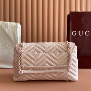 Alternative view of p1130. 💋💋💋【Complete with original boutique packaging】2025 Fall/Winter Collection. The brand's iconic GG Marmont series masterfully blends the classic double G motif with faceted chain straps, creating a silhouette that is soft yet structured.Crafted from supple, lightweight quilted V-grain calf leather, it features tonal enamel hardware and chain accents. Black supple lightweight quilted V-grain calf leather Tonal enamel hardware and chain Black rayon lining Double G interior: Zippered pocket Exterior: Back open pocket Magnetic snap closure Model: 850659.Dimensions: 37.5 cm (W) x 21 cm (H) x 9 cm (D) Color: Pink/Soft Leather Designed in Italy