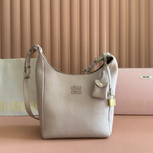 p1000💋💋💋【Premium hardware, genuine leather, full counter packaging】25ss Fall/Winter Isetan Limited Edition Hobo The indispensable Isetan limited collection for fall/winter continues to hold its place in the fashion world!The new Hobo bag features a distinctive design with soft leather and a grain pattern that's more durable and wear-resistant. Its elongated silhouette offers increased capacity, while the adjustable shoulder strap supports both single-shoulder and crossbody carry—effortlessly adaptable regardless of height or build. The bag also includes a card holder and padlock for added style, plus multiple interior compartments with secure snap closures for enhanced safety. Perfect for commuting and travel ✈️ Dimensions:W23×H32×D12cm Product Code: 5BB098