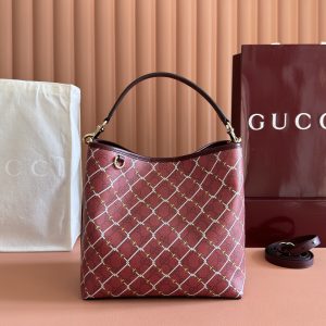 p640🔥【Full Counter Packaging】The GG Emblem collection reinterprets the brand's timeless elegance and masterful craftsmanship. This bucket bag features GG monogrammed coated fabric with stirrup motifs, while its webbing cotton lining and internal compartments enhance practicality.Pink and Gucci Encarna Red GG monogram coated fabric Pink leather trim Light gold-tone hardware Pink cotton-linen lining Additional D-ring for attaching removable accessories Interior: Two compartments and one central snap-closure compartment Hook-and-loop closure Top handle (Height: 14 cm) Removable, adjustable leather shoulder strap (Height: 52 cm - 57.5 cm; length: 107 cm - 114 cm) Magnetic snap closure Model: 815103 Dimensions: 25 cm (W) x 25 cm (H) x 15 cm (D) Weight: Approx. 0.45 kg Color: Pink/Ancor Red Made in Italy