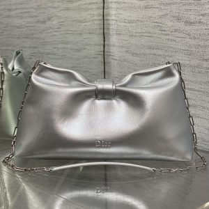 In Stock‼️🎀Dior-LAMBSKIN 2026 Spring/Summer New Arrival LAMBSKIN Chain Bag. A fresh silhouette crafted from supple calfskin leather, this elegant and sophisticated piece offers versatile functionality to carry all your essentials. The perfect companion for both daytime and evening wear.Features a detachable chain strap adorned with a bow🎀 for added charm. Can be carried by hand or worn crossbody. 0714Size: 30*17.5*12cm