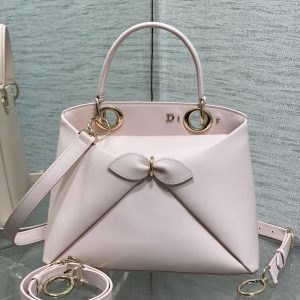 Light Gold In Stock‼️ Dior 2026's latest bow-adorned handbag, featuring a signature bow welded into the design. The bow no longer evokes a sugary sweetness for little girls. Its newly designed silhouette and shape, paired with a rich color palette, suits a wide range of people, perfectly balancing sweetness and edge. Size: 28*10*22