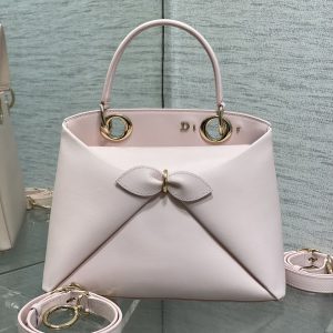 Alternative view of Light Gold In Stock‼️ Dior 2026's latest bow-adorned handbag, featuring a signature bow welded into the design. The bow no longer evokes a sugary sweetness for little girls. Its newly designed silhouette and shape, paired with a rich color palette, suits a wide range of people, perfectly balancing sweetness and edge. Size: 28*10*22