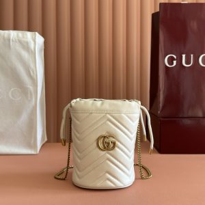 P600. 📣📣📣【Genuine Leather with 🌈 Configuration & Full Boutique Packaging】🔥🔥 This Marmont series mini bucket bag is expertly crafted from blue twill-stitched leather, featuring the brand's iconic interlocking double G hardware on the front for a fresh take on its standout silhouette.As the collection's emblem, the double G hardware evolved from a belt buckle inspired by a 1970s archival piece. Its metal chain shoulder strap offers versatile carrying options, elevating this compact accessory with refined elegance. Model: 575163 Dimensions: 17x19x10cm