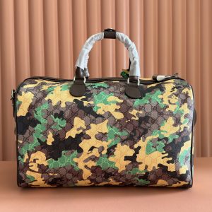 Alternative view of p970💋💋💋 Vivid camouflage meets distinctive color combinations, reimagining the iconic GG pattern. Crafted from marble-effect GG monogram coated fabric, this travel bag features a matching ID tag and key ring.Pink and red camouflage marble GG monogram coated fabric Brown, pink, and red leather trim Palladium-tone hardware Natural cotton-linen lining Double G Capacity: 28 liters Interior: 1 zippered pocket Exterior: 1 removable luggage tag, 1 lock, 1 key ring Handle height:12 cm. Detachable adjustable leather shoulder strap (height: 119 cm - 134 cm). Zipper closure. Model: 834460. Dimensions: 44 cm (width) x 29 cm (height) x 25 cm (depth). Weight: approx. 2.3 kg. Color: Green camouflage/PVC. Made in Italy.