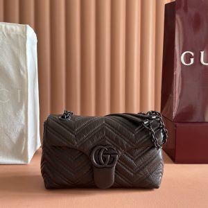 p850💋💋💋【Original Factory Packaging with Full Counter Accessories】This iconic GG Marmont series handbag is meticulously crafted from exceptionally supple calfskin leather, adorned with double G-shaped hardware and paired with a multi-faceted chain shoulder strap. The entire bag structure is soft and refined.Black quilted V-shaped nappa leather with tonal enamel hardware Black rayon lining Double G interior: 1 open pocket Slide chain shoulder strap: 23.5cm - 45cm Magnetic snap closure Model: 855371.Dimensions: 23 cm (W) x 17 cm (H) x 9 cm (D) Weight: Approx. 0.75 kg