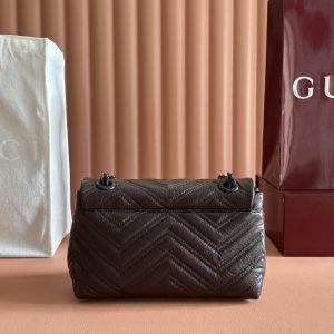 Alternative view of p850💋💋💋【Original Factory Packaging with Full Counter Accessories】This iconic GG Marmont series handbag is meticulously crafted from exceptionally supple calfskin leather, adorned with double G-shaped hardware and paired with a multi-faceted chain shoulder strap. The entire bag structure is soft and refined.Black quilted V-shaped nappa leather with tonal enamel hardware Black rayon lining Double G interior: 1 open pocket Slide chain shoulder strap: 23.5cm - 45cm Magnetic snap closure Model: 855371.Dimensions: 23 cm (W) x 17 cm (H) x 9 cm (D) Weight: Approx. 0.75 kg