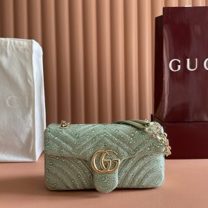 p830. 💋💋💋【Complete with original boutique packaging】The iconic GG Marmont collection masterfully blends the classic double G motif with silver-tone faceted chain straps, creating a timeless handbag design. This shoulder bag is crafted from pink-toned nubuck leather and adorned with crystal embellishments, exuding refined elegance.Light pink nubuck leather with faux crystal quilting V-shaped nubuck leather Silver-tone hardware Pink viscose lining Double G interior: 1 zippered pocket Exterior: 1 open pocket Sliding chain strap doubles as shoulder strap (56cm height) Spring-loaded clasp flap Model: 837267.Dimensions: 26 cm (W) x 15 cm (H) x 7 cm (D) Weight: Approx. 0.55 kg Color: Green/Crystal Made in Italy