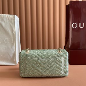 Alternative view of p830. 💋💋💋【Complete with original boutique packaging】The iconic GG Marmont collection masterfully blends the classic double G motif with silver-tone faceted chain straps, creating a timeless handbag design. This shoulder bag is crafted from pink-toned nubuck leather and adorned with crystal embellishments, exuding refined elegance.Light pink nubuck leather with faux crystal quilting V-shaped nubuck leather Silver-tone hardware Pink viscose lining Double G interior: 1 zippered pocket Exterior: 1 open pocket Sliding chain strap doubles as shoulder strap (56cm height) Spring-loaded clasp flap Model: 837267.Dimensions: 26 cm (W) x 15 cm (H) x 7 cm (D) Weight: Approx. 0.55 kg Color: Green/Crystal Made in Italy