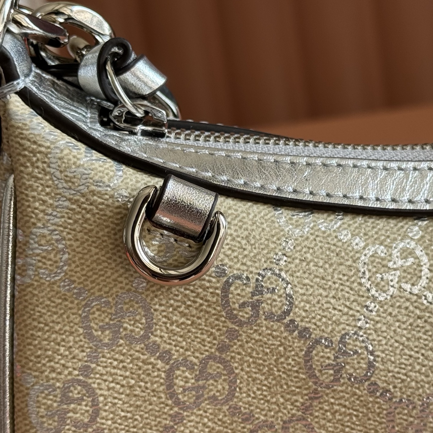 p670💋💋💋【Genuine Leather Configuration with Full Boutique Packaging】 The Fall/Winter 2025 collection reimagines timeless elegance and masterful craftsmanship through the refreshed GG Emblem series. Designed with a chain shoulder strap and includes an adjustable leather shoulder strap.Beige and Dark Brown New GG Monogram Coated Fabric Brown Leather Trim Light Gold-Tone Hardware Red and Green Ribbon Cotton Lining Bag shown sold separately; bag charms not included.Interior: Open pocket Chain shoulder strap (25 cm height) Leather shoulder strap: Height: 52 cm – 57 cm; Length: 97–106 cm Model: 847447 Dimensions: 24 cm (W) x 16.5 cm (H) x 5.5 cm (D) Weight: Approx. 0.5 kg Color: Silver/PVC Created in Italy - Image 5