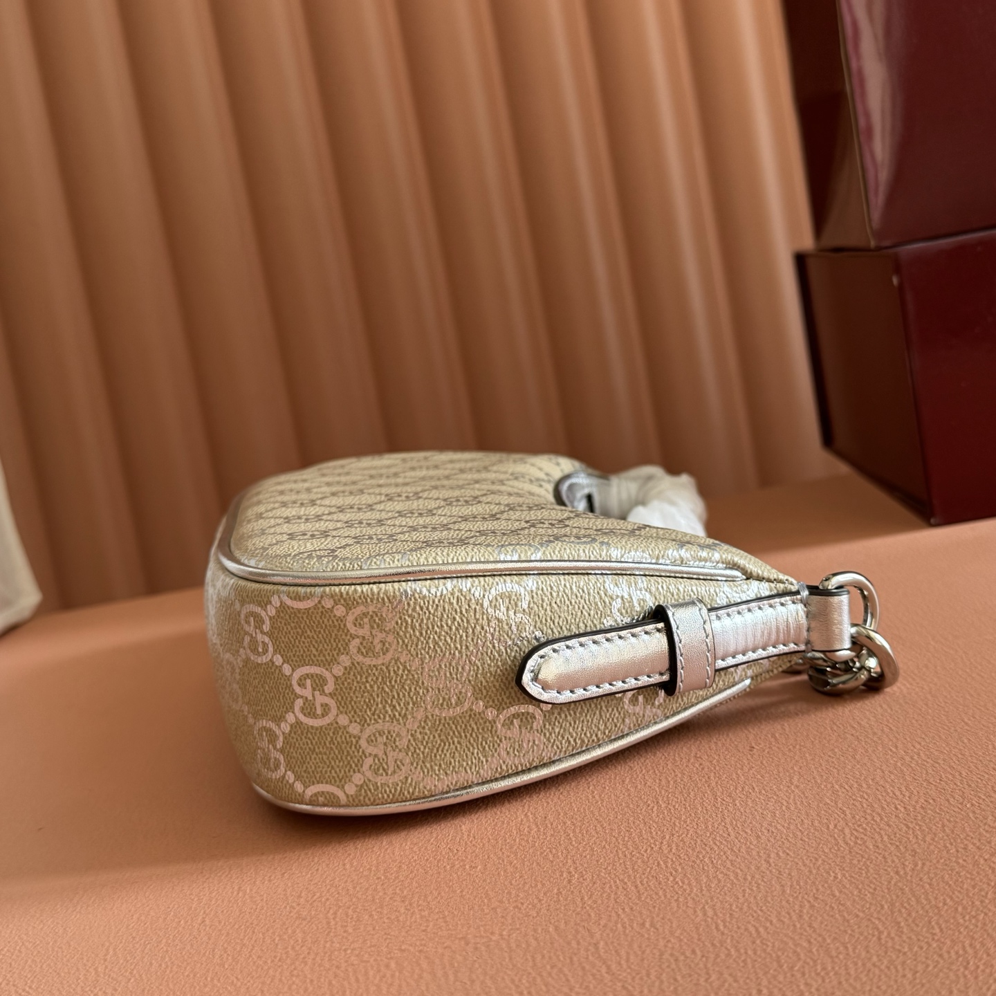 p670💋💋💋【Genuine Leather Configuration with Full Boutique Packaging】 The Fall/Winter 2025 collection reimagines timeless elegance and masterful craftsmanship through the refreshed GG Emblem series. Designed with a chain shoulder strap and includes an adjustable leather shoulder strap.Beige and Dark Brown New GG Monogram Coated Fabric Brown Leather Trim Light Gold-Tone Hardware Red and Green Ribbon Cotton Lining Bag shown sold separately; bag charms not included.Interior: Open pocket Chain shoulder strap (25 cm height) Leather shoulder strap: Height: 52 cm – 57 cm; Length: 97–106 cm Model: 847447 Dimensions: 24 cm (W) x 16.5 cm (H) x 5.5 cm (D) Weight: Approx. 0.5 kg Color: Silver/PVC Created in Italy - Image 7