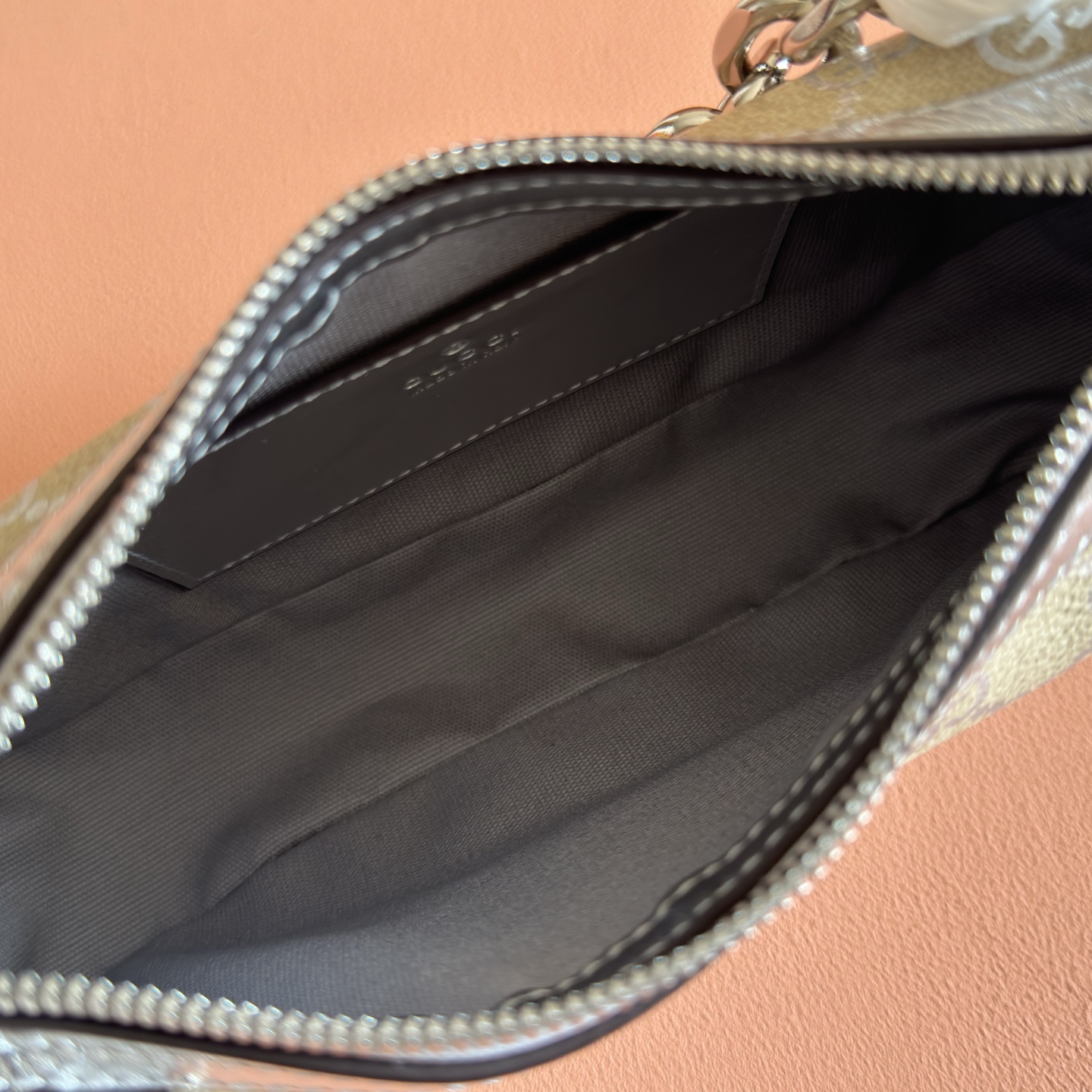 p670💋💋💋【Genuine Leather Configuration with Full Boutique Packaging】 The Fall/Winter 2025 collection reimagines timeless elegance and masterful craftsmanship through the refreshed GG Emblem series. Designed with a chain shoulder strap and includes an adjustable leather shoulder strap.Beige and Dark Brown New GG Monogram Coated Fabric Brown Leather Trim Light Gold-Tone Hardware Red and Green Ribbon Cotton Lining Bag shown sold separately; bag charms not included.Interior: Open pocket Chain shoulder strap (25 cm height) Leather shoulder strap: Height: 52 cm – 57 cm; Length: 97–106 cm Model: 847447 Dimensions: 24 cm (W) x 16.5 cm (H) x 5.5 cm (D) Weight: Approx. 0.5 kg Color: Silver/PVC Created in Italy - Image 9