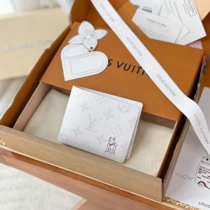 Internal Price P390. M27082 White Flower (〽️Grade A Full Steel〽️) Personalized Edition! 163 Variable Codes! Multiple Wallet. This compact Multiple wallet is crafted from Monogram Forest coated canvas, blending the classic Monogram pattern with charming little white dogs. Both the exterior and lining feature poetic landscapes of the little white dogs.Lightweight design easily fits into most pockets. Features five card slots, two bill compartments, and two side pockets for receipts. Dimensions: 11.5 x 9 x 1.5 cm (Length x Height x Width).