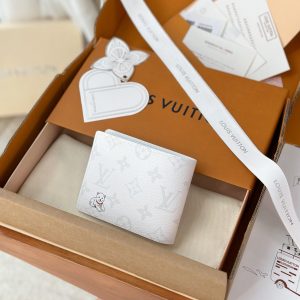 Alternative view of Internal Price P390. M27082 White Flower (〽️Grade A Full Steel〽️) Personalized Edition! 163 Variable Codes! Multiple Wallet. This compact Multiple wallet is crafted from Monogram Forest coated canvas, blending the classic Monogram pattern with charming little white dogs. Both the exterior and lining feature poetic landscapes of the little white dogs.Lightweight design easily fits into most pockets. Features five card slots, two bill compartments, and two side pockets for receipts. Dimensions: 11.5 x 9 x 1.5 cm (Length x Height x Width).