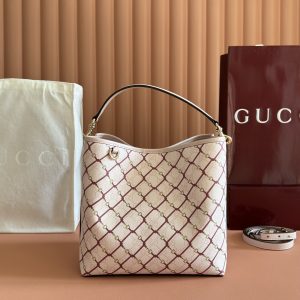 p640🔥【Full Counter Packaging】The GG Emblem collection reinterprets the brand's timeless elegance and masterful craftsmanship. This bucket bag features GG monogrammed coated fabric with stirrup motifs, while its webbing cotton lining and internal compartments enhance practicality.Pink and Gucci Encarna Red GG monogram coated fabric Pink leather trim Light gold-tone hardware Pink cotton-linen lining Includes D-ring for attaching removable accessories Interior: Two compartments and one central snap-closure compartment Hook-and-loop closure Top handle (Height: 14 cm) Removable, adjustable leather shoulder strap (Height: 52 cm - 57.5 cm; length: 107 cm - 114 cm) Magnetic snap closure Model: 815103 Dimensions: 25 cm (width) x 25 cm (height) x 15 cm (depth) Weight: approx. 0.45 kg Color: Pink/Ancora Red Made in Italy