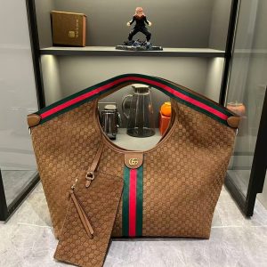 Batch 360...GG Giglio Series Oversized Tote! Debuting at the Florence 2026 Pre-Spring Fashion Show, this piece pays homage to the brand's Italian heritage, blending timeless tradition with innovative spirit. Crafted from GG canvas, this spacious tote features woven ribbon piping and comes with a detachable clutch.Product Details: · Red and green woven ribbon piping · Silk-finished matte suede embossing Model: 853971 Dimensions: 60x47x16 cm